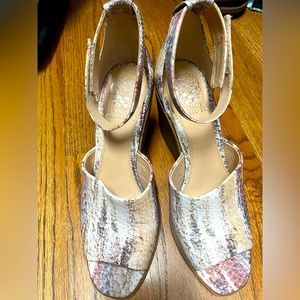 Vince Camuto Size 8 Sandals